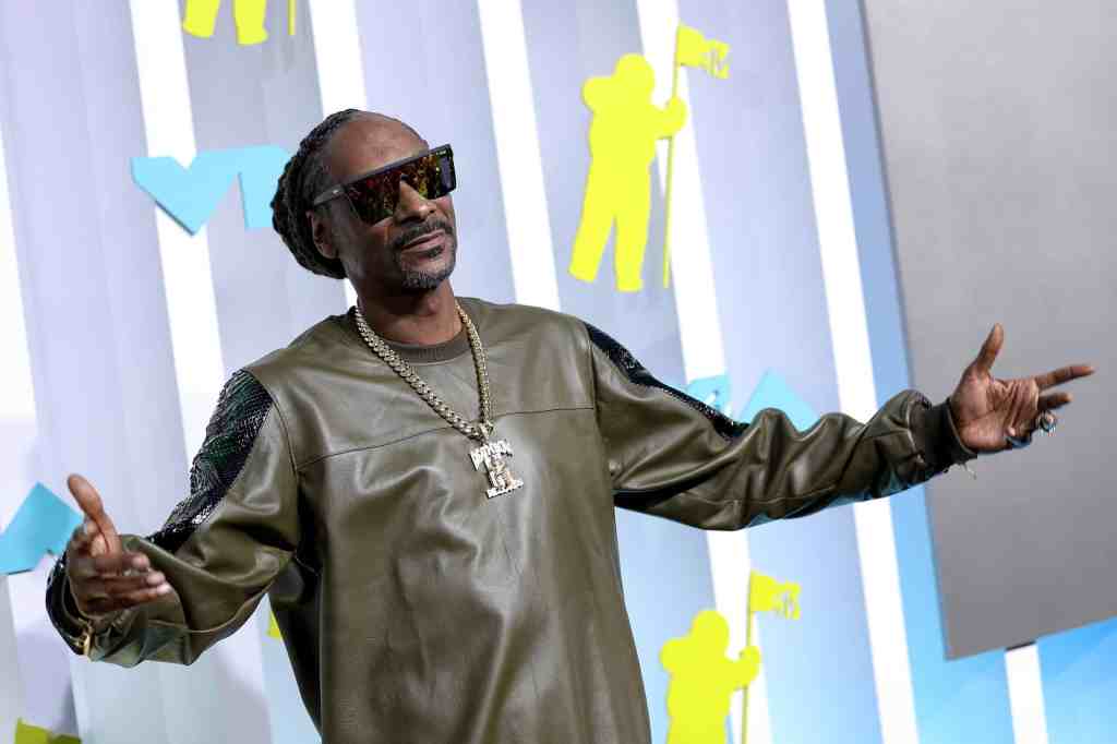 Should Snoop Dogg Run Twitter? The Internet Wants Him To