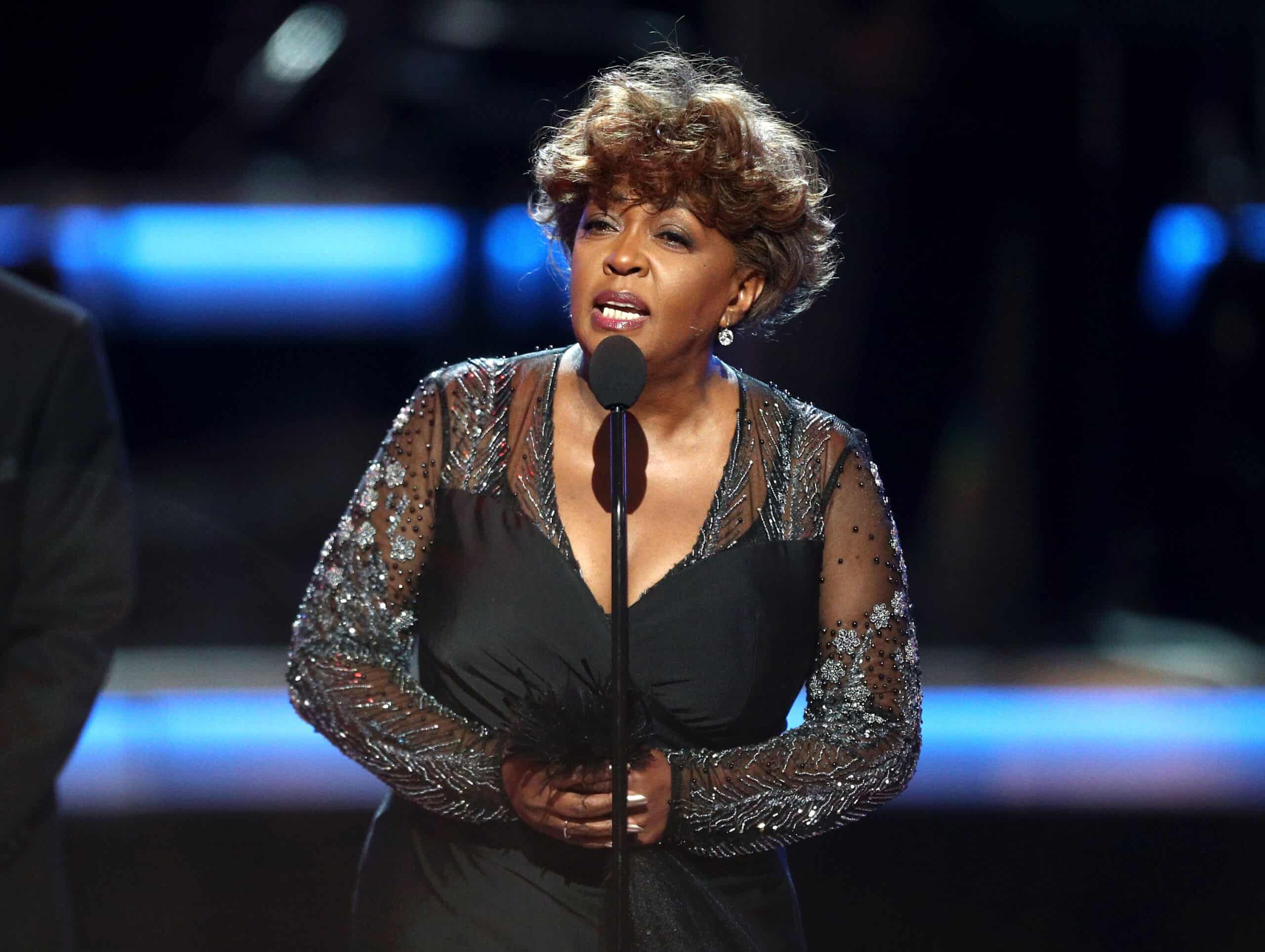 Anita Baker Under Fire For Alleged Rude Behavior Towards Houston Audience -  WBLS
