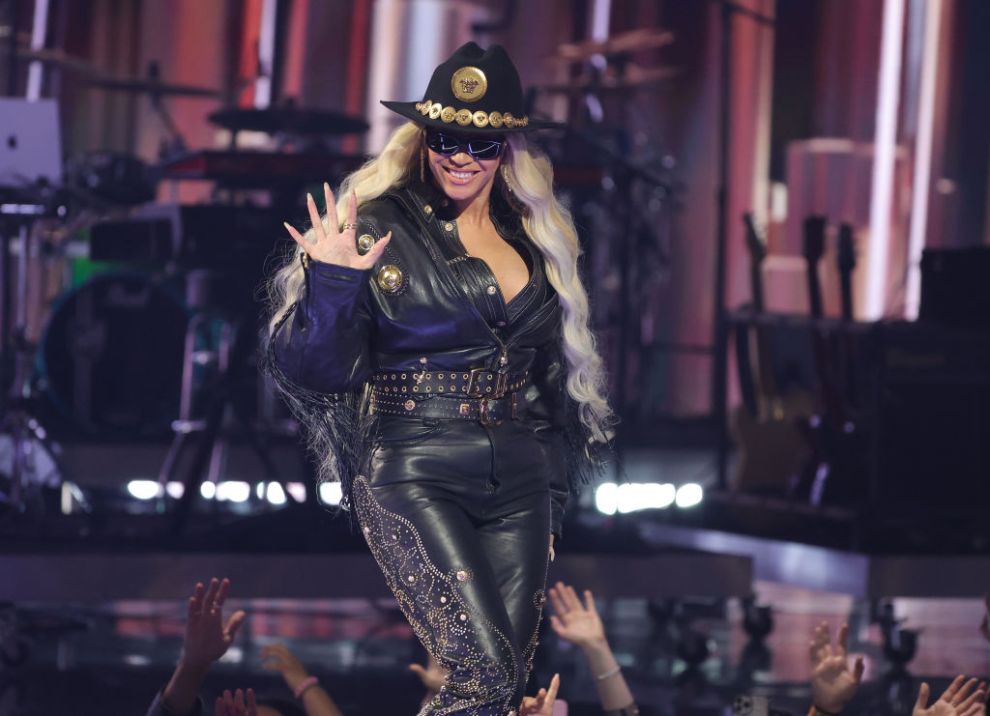 People'S Choice Awards 2024 Host Dionis Marybeth