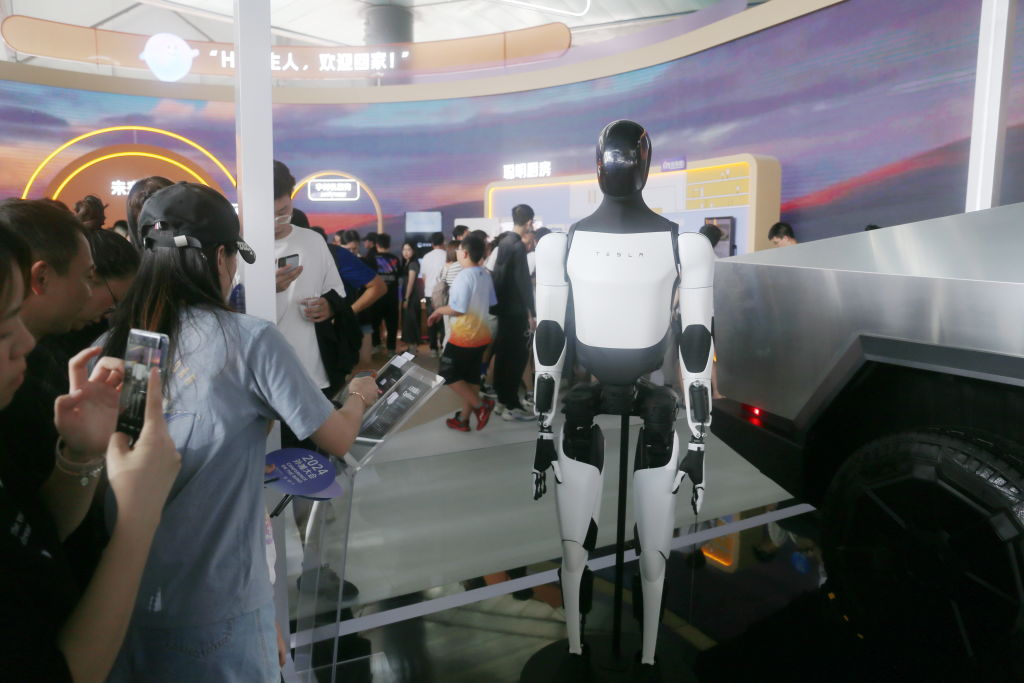 Elon Musk Unveils New Optimus Robot - WBLS