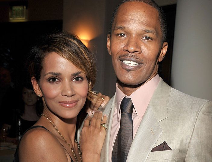 HOLLYWOOD - APRIL 20: Actors Halle Berry and Jamie Foxx arrive on the red carpet of "The Soloist" premiere at the Paramount Theatre on April 20, 2009 in Hollywood, California.